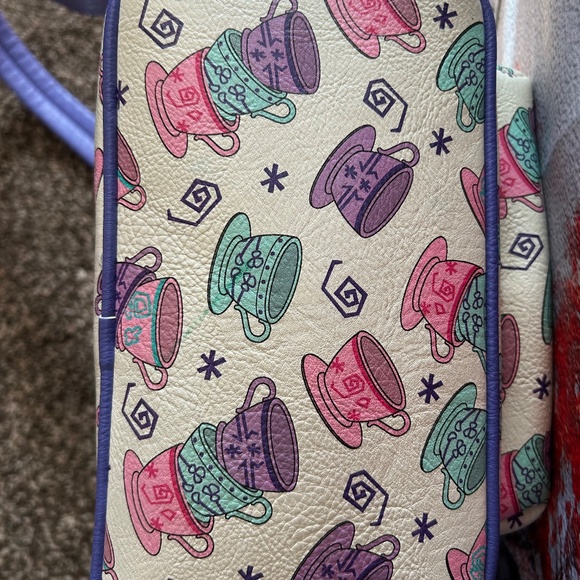 New lounge fly Disney’s tea, cups, backpack purse, Alice in Wonderland - Picture 4 of 5